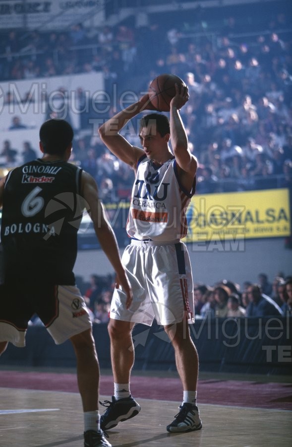 Partido de baloncesto de la EUROLIGA entre TAU CERAMICA-KINDER VIRTUS BOLONIA (ITA) en Vitoria 2001.