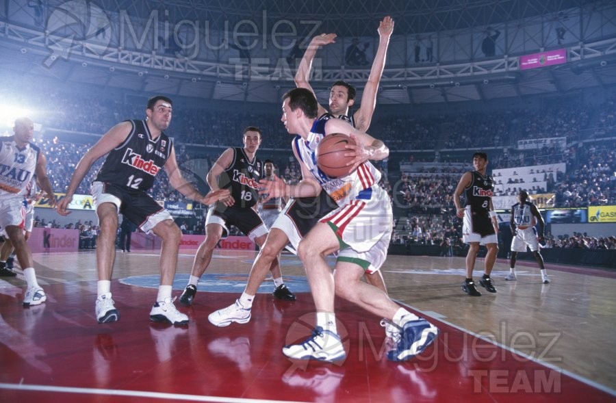 Partido de baloncesto de la EUROLIGA entre TAU CERAMICA-KINDER VIRTUS BOLONIA (ITA) en Vitoria 2001.