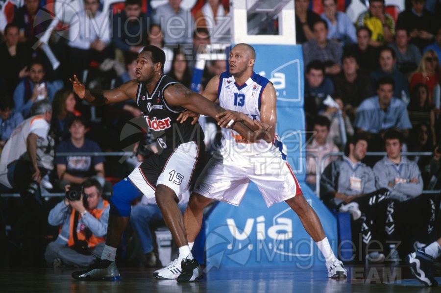 Partido de baloncesto de la EUROLIGA entre TAU CERAMICA-KINDER VIRTUS BOLONIA (ITA) en Vitoria 2001.