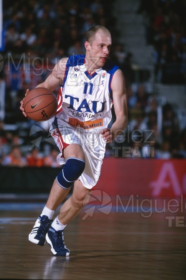 Partido de baloncesto de la EUROLIGA entre TAU CERAMICA-KINDER VIRTUS BOLONIA (ITA) en Vitoria 2001.