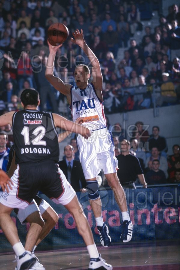 Partido de baloncesto de la EUROLIGA entre TAU CERAMICA-KINDER VIRTUS BOLONIA (ITA) en Vitoria 2001.