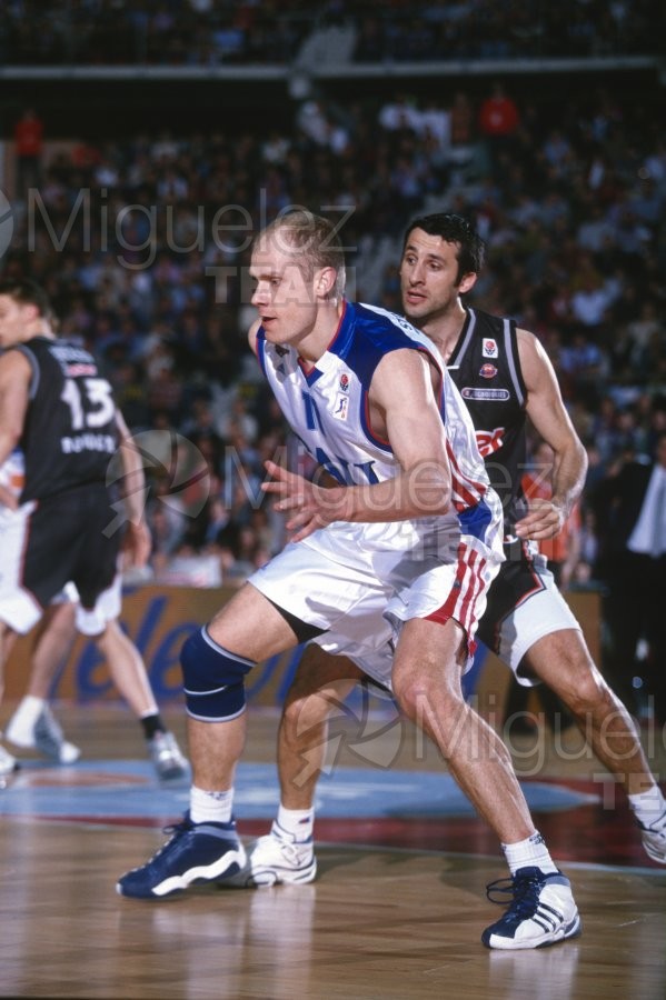 Partido de baloncesto de la EUROLIGA entre TAU CERAMICA-KINDER VIRTUS BOLONIA (ITA) en Vitoria 2001.