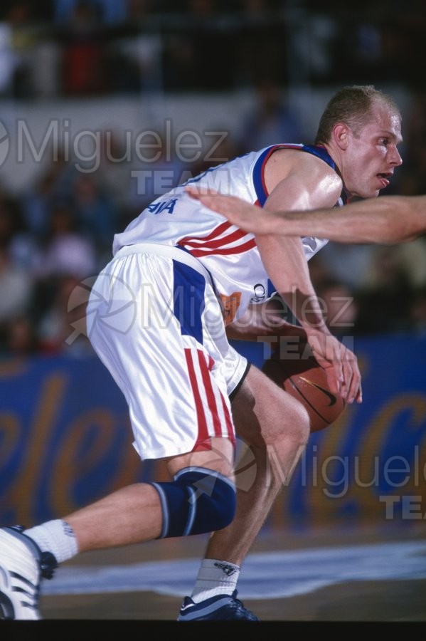 Partido de baloncesto de la EUROLIGA entre TAU CERAMICA-KINDER VIRTUS BOLONIA (ITA) en Vitoria 2001.