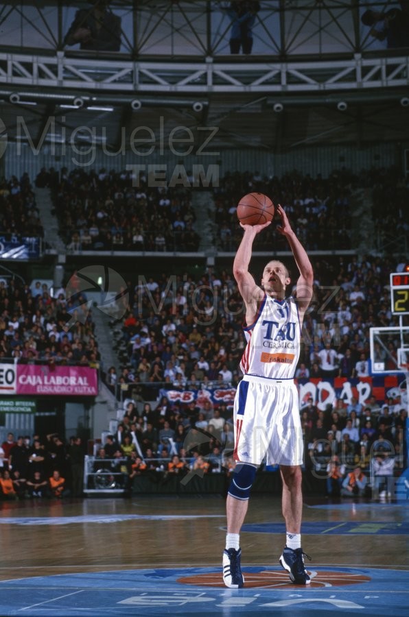 Partido de baloncesto de la EUROLIGA entre TAU CERAMICA-KINDER VIRTUS BOLONIA (ITA) en Vitoria 2001.