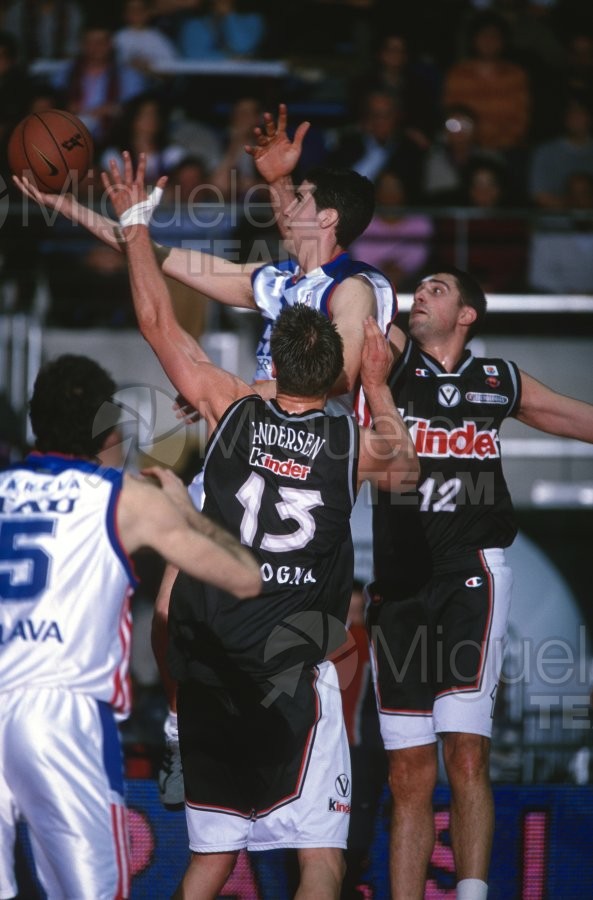 Partido de baloncesto de la EUROLIGA entre TAU CERAMICA-KINDER VIRTUS BOLONIA (ITA) en Vitoria 2001.