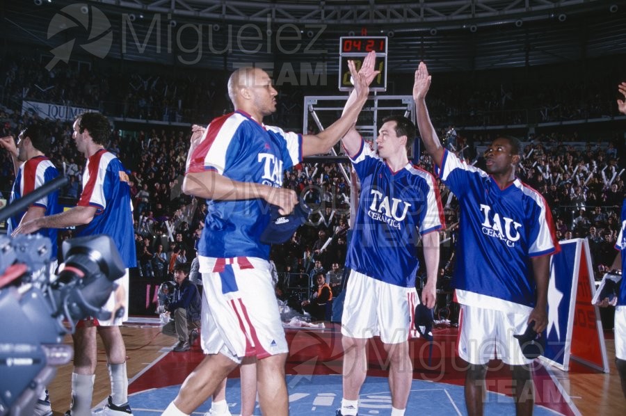 Partido de baloncesto de la EUROLIGA entre TAU CERAMICA-KINDER VIRTUS BOLONIA (ITA) en Vitoria 2001.