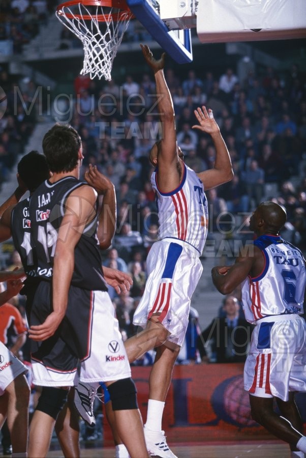 Partido de baloncesto de la EUROLIGA entre TAU CERAMICA-KINDER VIRTUS BOLONIA (ITA) en Vitoria 2001.