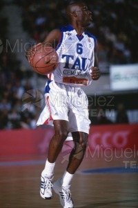 Partido de baloncesto de la EUROLIGA entre TAU CERAMICA-KINDER VIRTUS BOLONIA (ITA) en Vitoria 2001.
