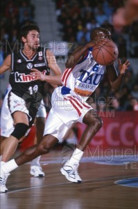 Partido de baloncesto de la EUROLIGA entre TAU CERAMICA-KINDER VIRTUS BOLONIA (ITA) en Vitoria 2001.