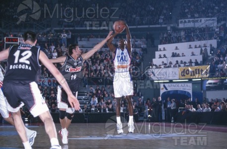 Partido de baloncesto de la EUROLIGA entre TAU CERAMICA-KINDER VIRTUS BOLONIA (ITA) en Vitoria 2001.