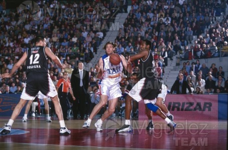 Partido de baloncesto de la EUROLIGA entre TAU CERAMICA-KINDER VIRTUS BOLONIA (ITA) en Vitoria 2001.