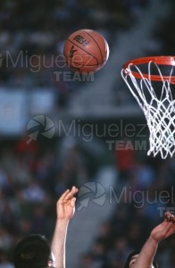 Partido de baloncesto de la EUROLIGA entre TAU CERAMICA-KINDER VIRTUS BOLONIA (ITA) en Vitoria 2001.