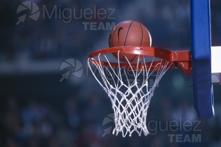 Partido de baloncesto de la EUROLIGA entre TAU CERAMICA-KINDER VIRTUS BOLONIA (ITA) en Vitoria 2001.