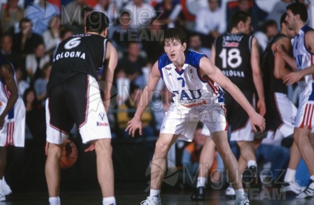 Partido de baloncesto de la EUROLIGA entre TAU CERAMICA-KINDER VIRTUS BOLONIA (ITA) en Vitoria 2001.