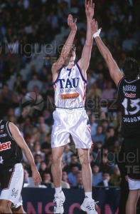Partido de baloncesto de la EUROLIGA entre TAU CERAMICA-KINDER VIRTUS BOLONIA (ITA) en Vitoria 2001.