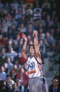 Partido de baloncesto de la EUROLIGA entre TAU CERAMICA-KINDER VIRTUS BOLONIA (ITA) en Vitoria 2001.