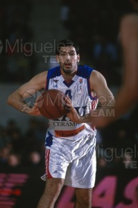 Partido de baloncesto de la EUROLIGA entre TAU CERAMICA-KINDER VIRTUS BOLONIA (ITA) en Vitoria 2001.
