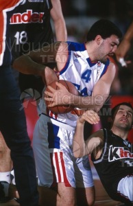 Partido de baloncesto de la EUROLIGA entre TAU CERAMICA-KINDER VIRTUS BOLONIA (ITA) en Vitoria 2001.