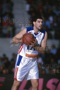 Partido de baloncesto de la EUROLIGA entre TAU CERAMICA-KINDER VIRTUS BOLONIA (ITA) en Vitoria 2001.