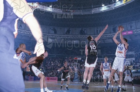 Partido de baloncesto de la EUROLIGA entre TAU CERAMICA-KINDER VIRTUS BOLONIA (ITA) en Vitoria 2001.