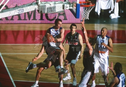 Partido de baloncesto de la EUROLIGA entre TAU CERAMICA-KINDER VIRTUS BOLONIA (ITA) en Vitoria 2001.
