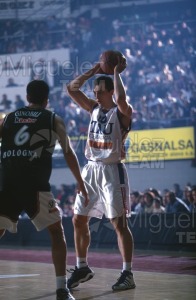Partido de baloncesto de la EUROLIGA entre TAU CERAMICA-KINDER VIRTUS BOLONIA (ITA) en Vitoria 2001.