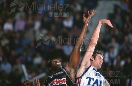 Partido de baloncesto de la EUROLIGA entre TAU CERAMICA-KINDER VIRTUS BOLONIA (ITA) en Vitoria 2001.