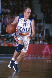 Partido de baloncesto de la EUROLIGA entre TAU CERAMICA-KINDER VIRTUS BOLONIA (ITA) en Vitoria 2001.