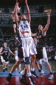 Partido de baloncesto de la EUROLIGA entre TAU CERAMICA-KINDER VIRTUS BOLONIA (ITA) en Vitoria 2001.