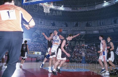 Partido de baloncesto de la EUROLIGA entre TAU CERAMICA-KINDER VIRTUS BOLONIA (ITA) en Vitoria 2001.