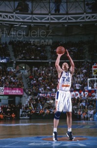 Partido de baloncesto de la EUROLIGA entre TAU CERAMICA-KINDER VIRTUS BOLONIA (ITA) en Vitoria 2001.