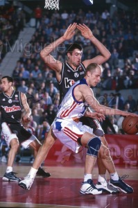 Partido de baloncesto de la EUROLIGA entre TAU CERAMICA-KINDER VIRTUS BOLONIA (ITA) en Vitoria 2001.