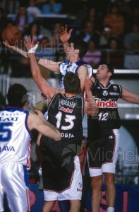 Partido de baloncesto de la EUROLIGA entre TAU CERAMICA-KINDER VIRTUS BOLONIA (ITA) en Vitoria 2001.