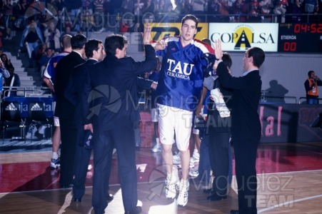 Partido de baloncesto de la EUROLIGA entre TAU CERAMICA-KINDER VIRTUS BOLONIA (ITA) en Vitoria 2001.