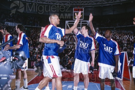 Partido de baloncesto de la EUROLIGA entre TAU CERAMICA-KINDER VIRTUS BOLONIA (ITA) en Vitoria 2001.