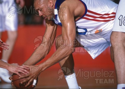 Partido de baloncesto de la EUROLIGA entre TAU CERAMICA-KINDER VIRTUS BOLONIA (ITA) en Vitoria 2001.